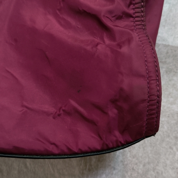 Burberry Buckleigh nylon tote bag with leather trim in dark red - Picture 5 of 15